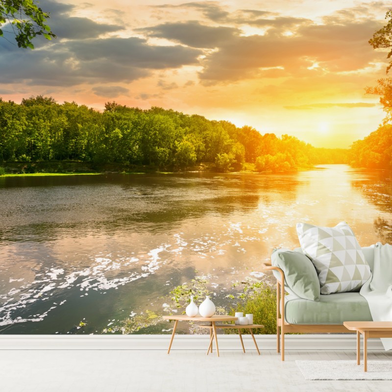 Fototapete ruhiger sonnenuntergang am fluss im grünen wald – Wallnifity®