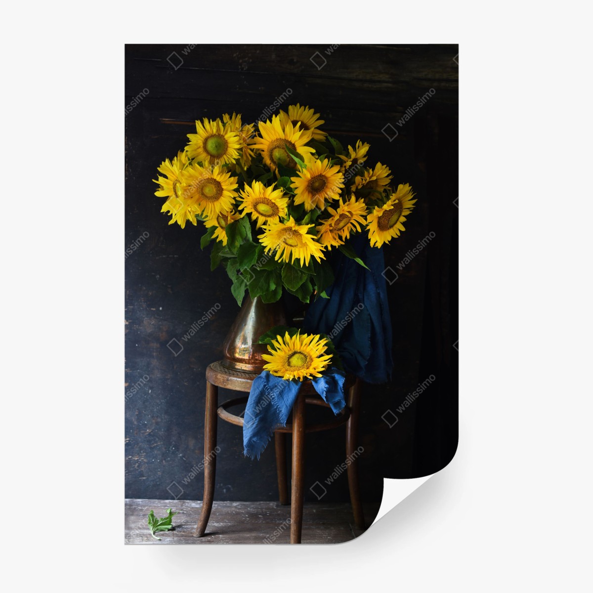 Fototapete leuchtender sonnenblumenstrauß auf vintage-hocker – Wallnifity®
