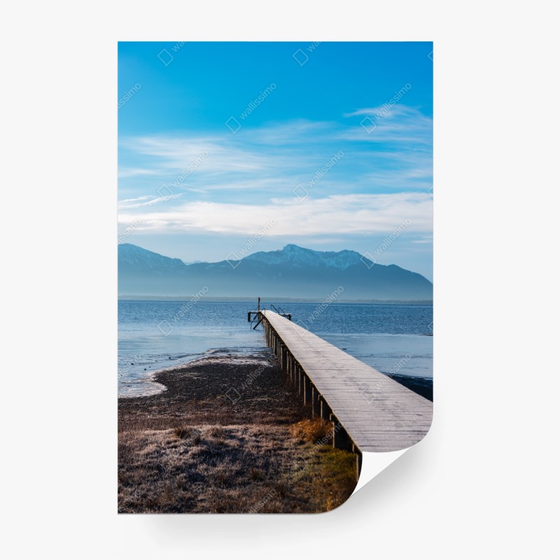 Fototapete ruhiger alpensee mit hölzernem steg – Wallnifity®