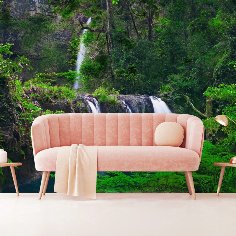 Fototapete beruhigender wasserfall im smaragdgrünen wald – Wallnifity®