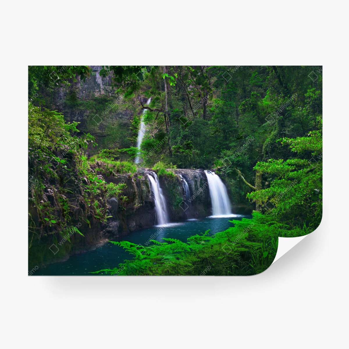 Fototapete beruhigender wasserfall im smaragdgrünen wald – Wallnifity®