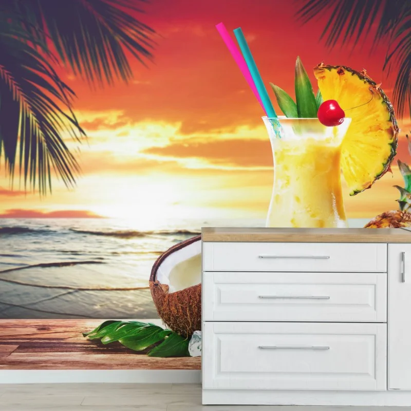 Fototapete tropischer kokos-ananas-cocktail am strand bei sonnenuntergang – Wallnifity®