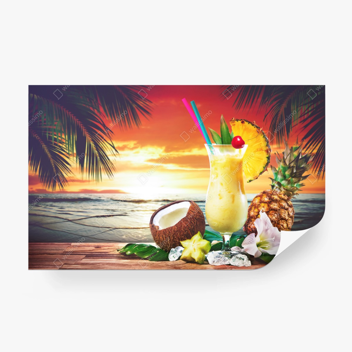 Fototapete tropischer kokos-ananas-cocktail am strand bei sonnenuntergang – Wallnifity®