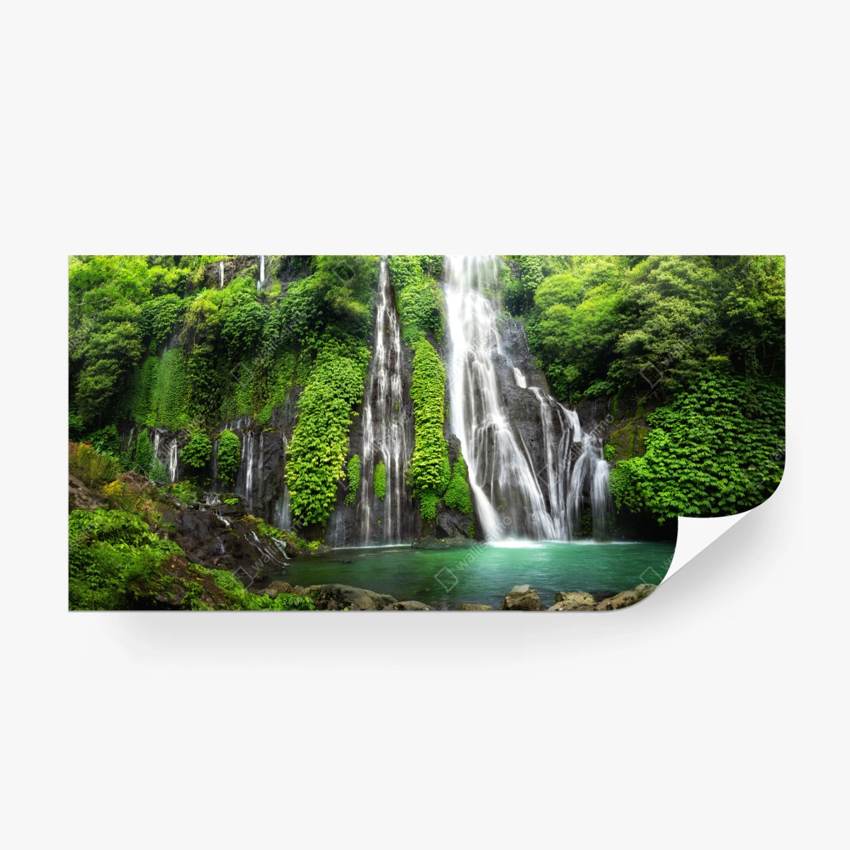 Fototapete ruhiger wasserfall im smaragdgrünen wald – Wallnifity®