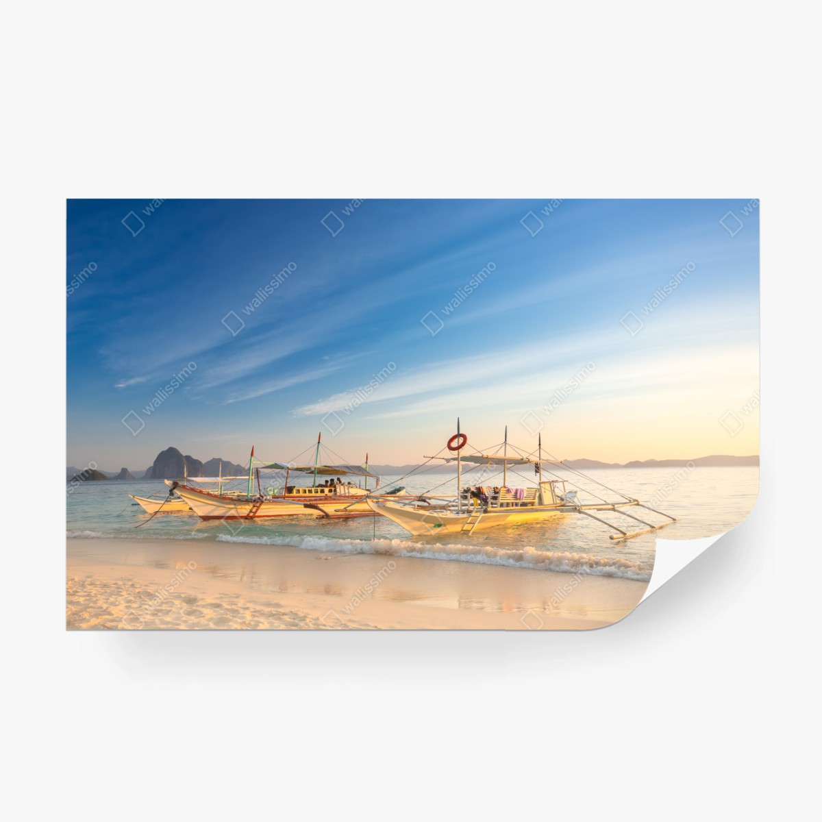 Fototapete tropischer strand bei sonnenuntergang mit booten – Wallnifity®