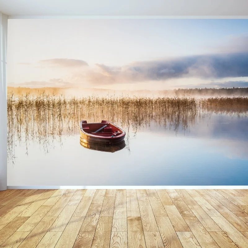 Fototapete nebliger morgen am see mit rotem boot