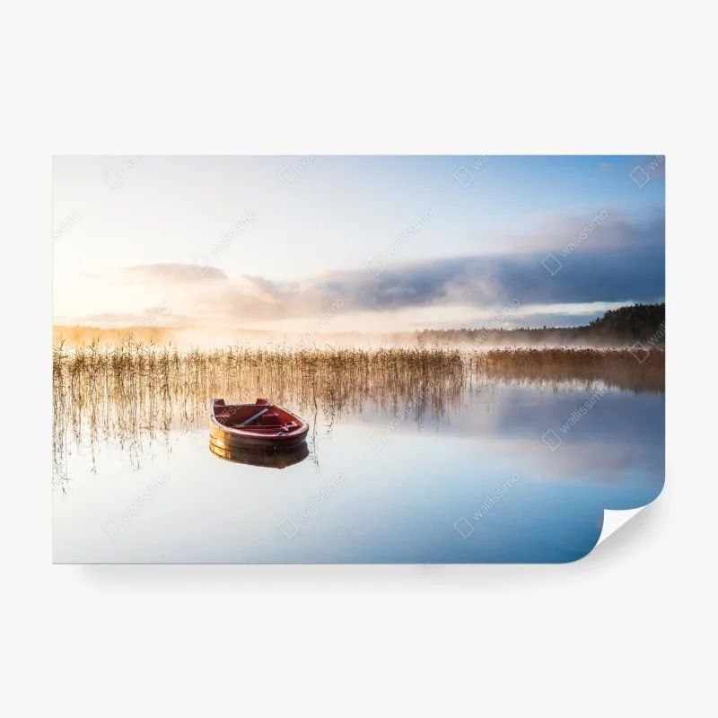 Fototapete nebliger morgen am see mit rotem boot