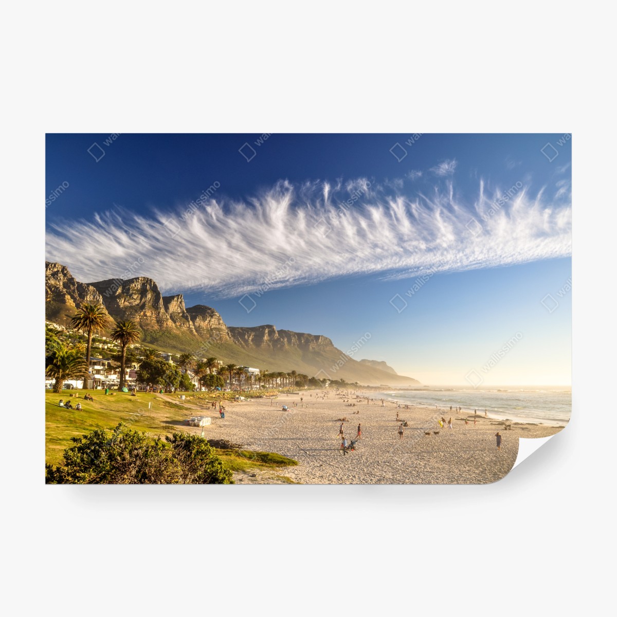 Fototapete sonnenstrand mit bergkulisse – Wallnifity®