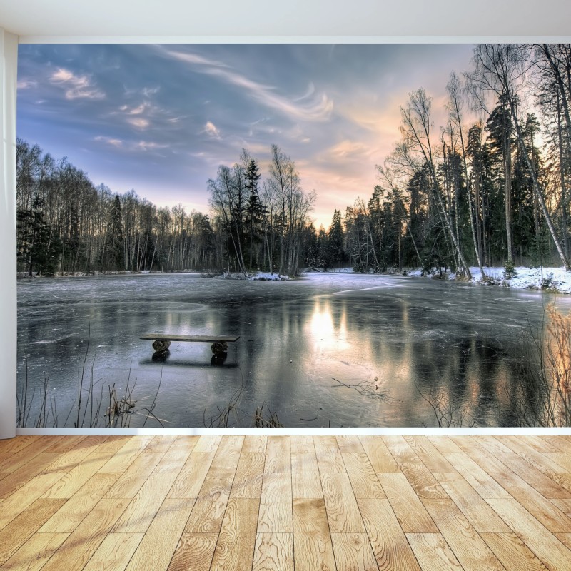 Fototapete vereister see im dämmerlicht mit waldspiegelung – Wallnifity®