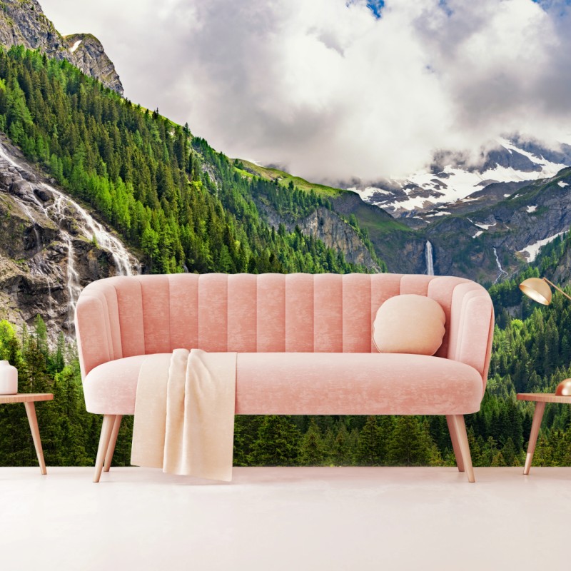 Fototapete nebelverhangener alpenwasserfall über grüner waldschlucht – Wallnifity®