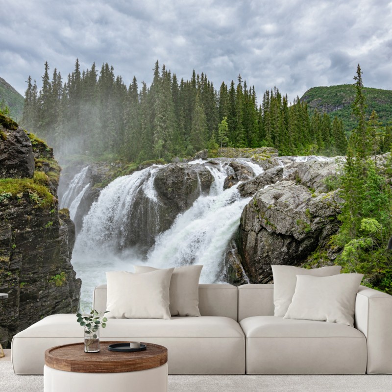 Fototapete nebliger wasserfall im dichten kiefernwald – Wallnifity®