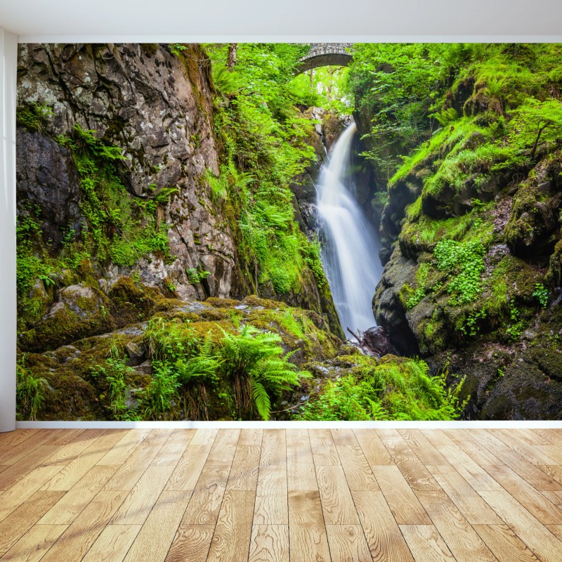 Fototapete wasserfall in moosiger schlucht mit steinbrücke – Wallnifity®
