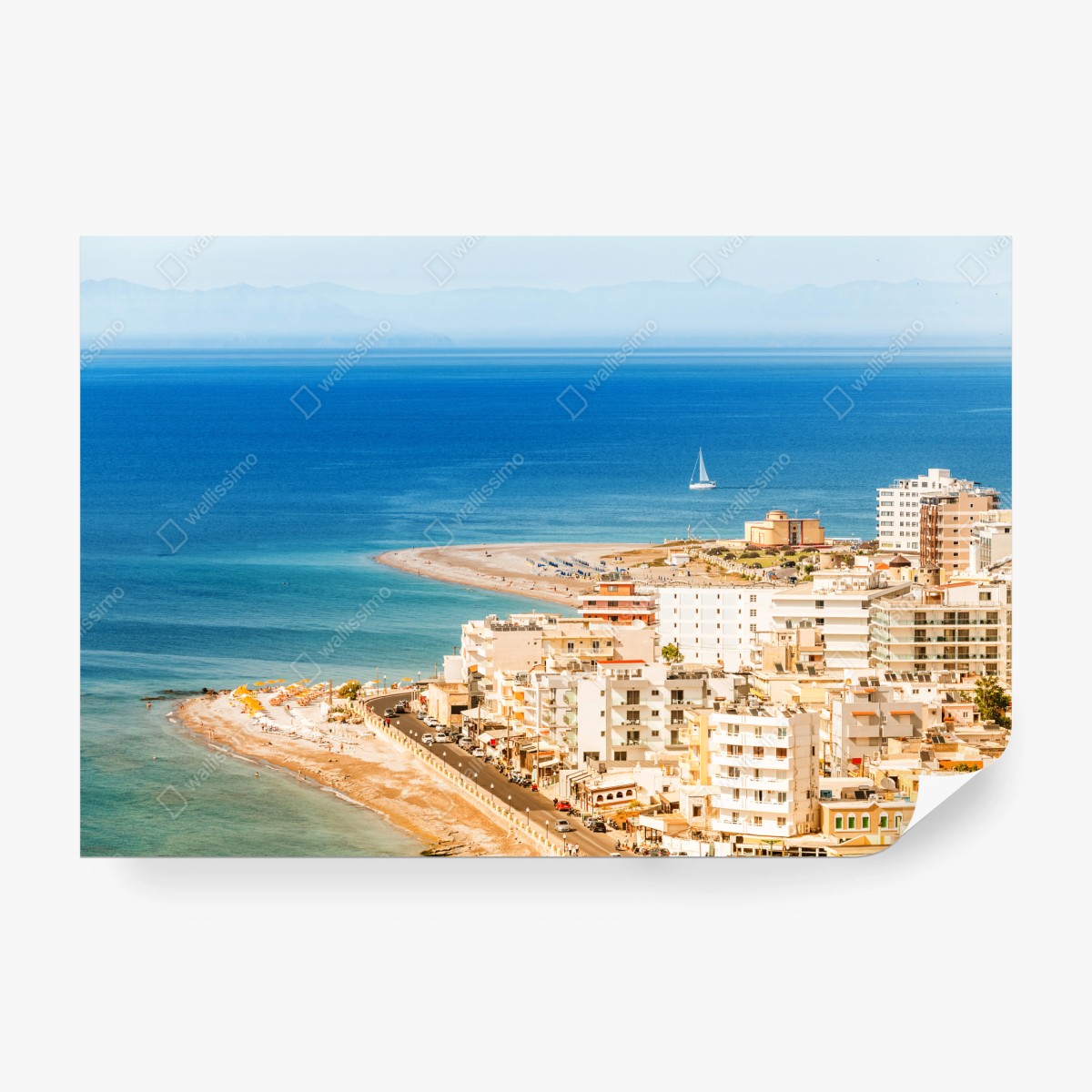 Fototapete sonnige küstenstadt-panorama mit segelboot – Wallnifity®