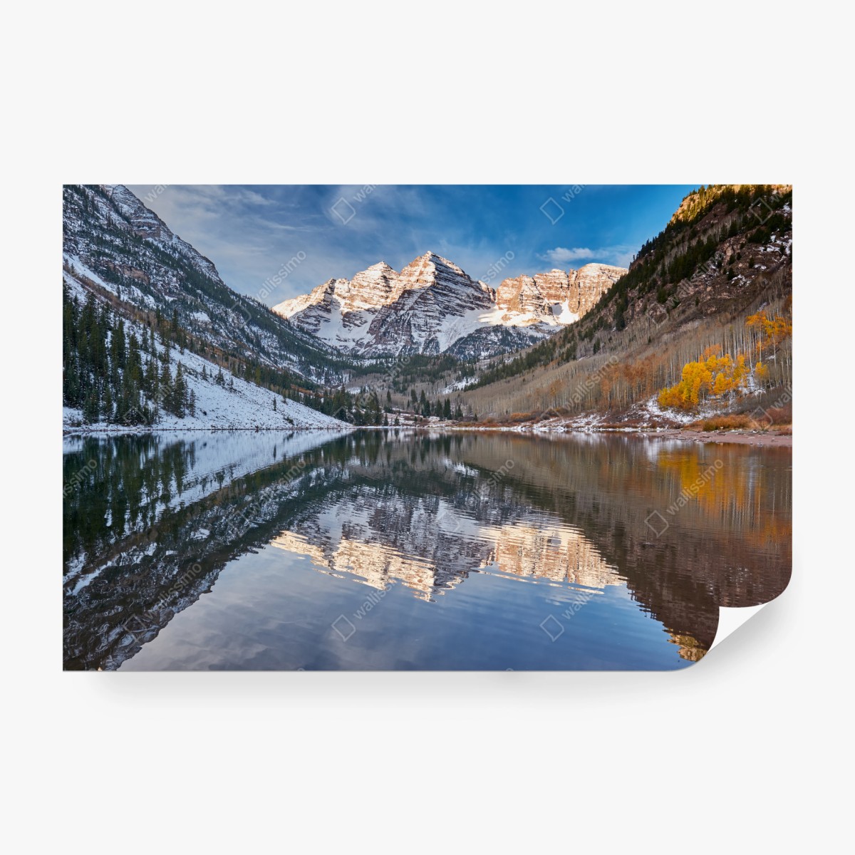Fototapete ruhiger alpensee, der schneebedeckte gipfel und bunte herbstbäume spiegelt – Wallnifity®