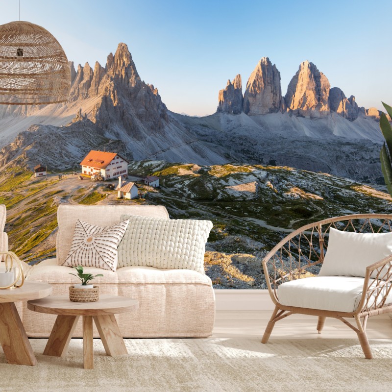 Fototapete sonnenbeschienene berghütte und alpine gipfel – Wallnifity®