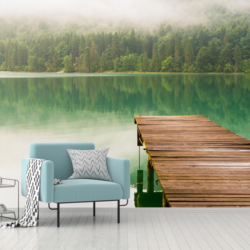 Fototapete nebliger see mit hölzernem steg – Wallnifity®