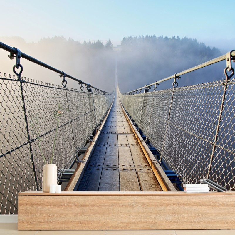 Fototapete neblige hängebrücke, die in den wald führt – Wallnifity®