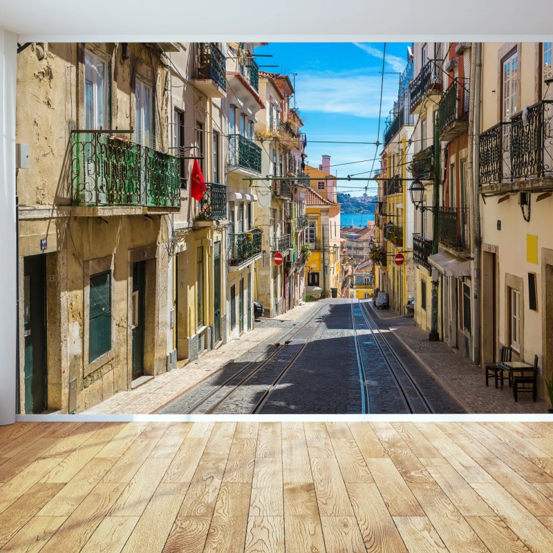 Fototapete alte straße in Lissabon an einem sommerlichen tag – Wallnifity®