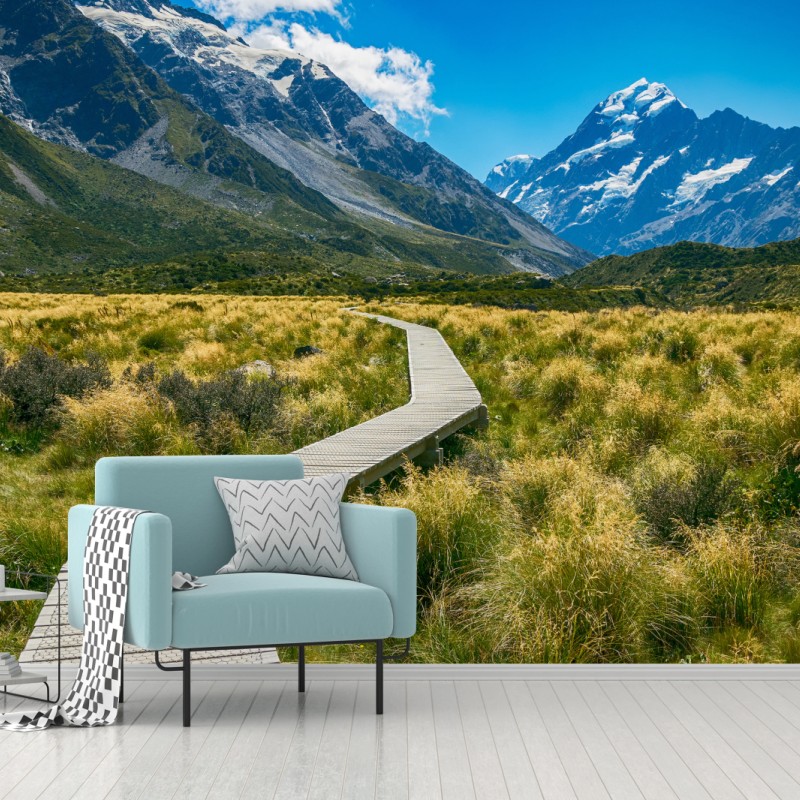 Fototapete holzsteg durch wiesen zu schneebedeckten gipfeln – Wallnifity®