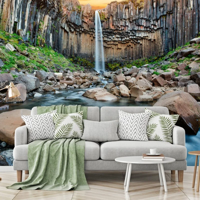 Fototapete dramatischer wasserfall zwischen basaltklippen