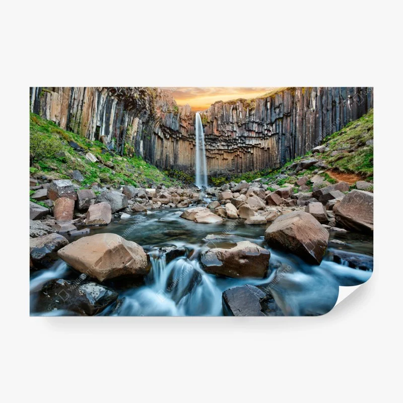 Fototapete dramatischer wasserfall zwischen basaltklippen