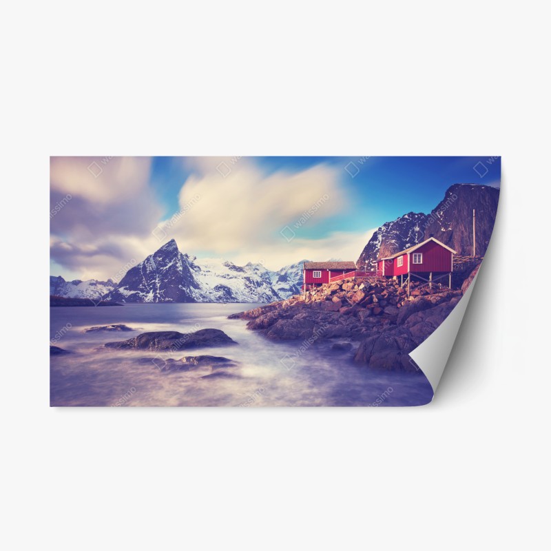 Repositionierbarer Aufkleber küstengebirge mit roten hütten