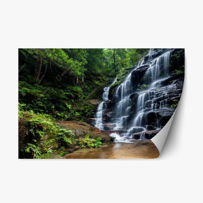 Repositionierbarer Aufkleber ruhiger wasserfall im wald
