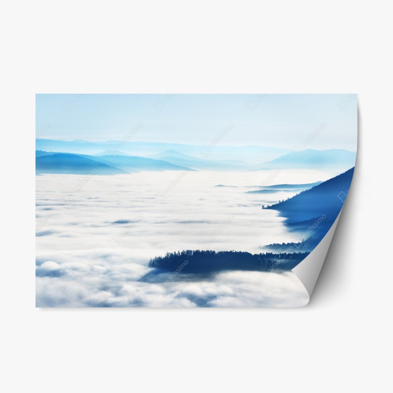 Repositionierbarer Aufkleber neblige bergpanorama über dem tal