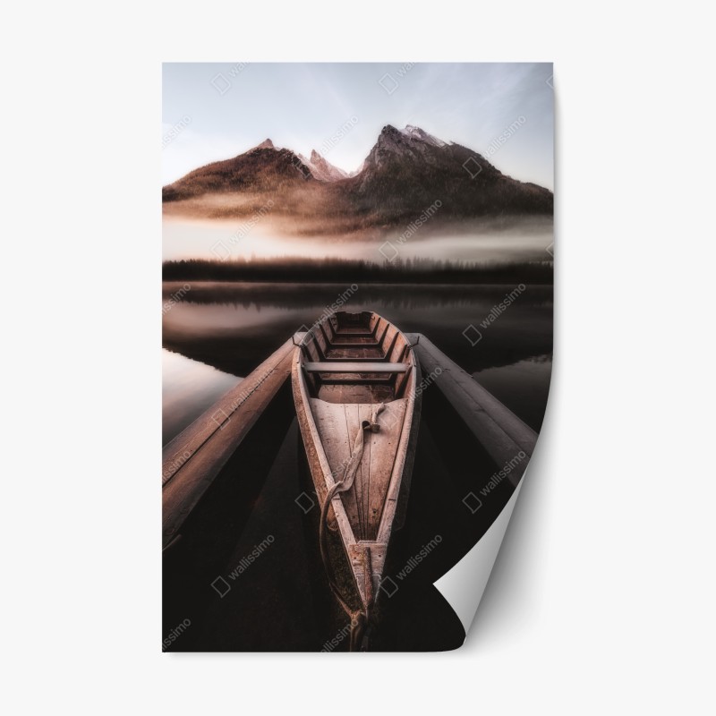 Repositionierbarer Aufkleber nebliges boot am bergsee