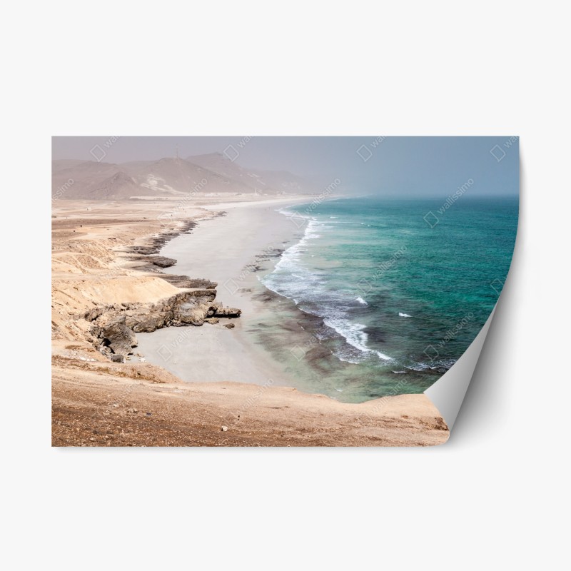 Repositionierbarer Aufkleber ruhige türkisfarbene küstenlinie über wüstenklippen