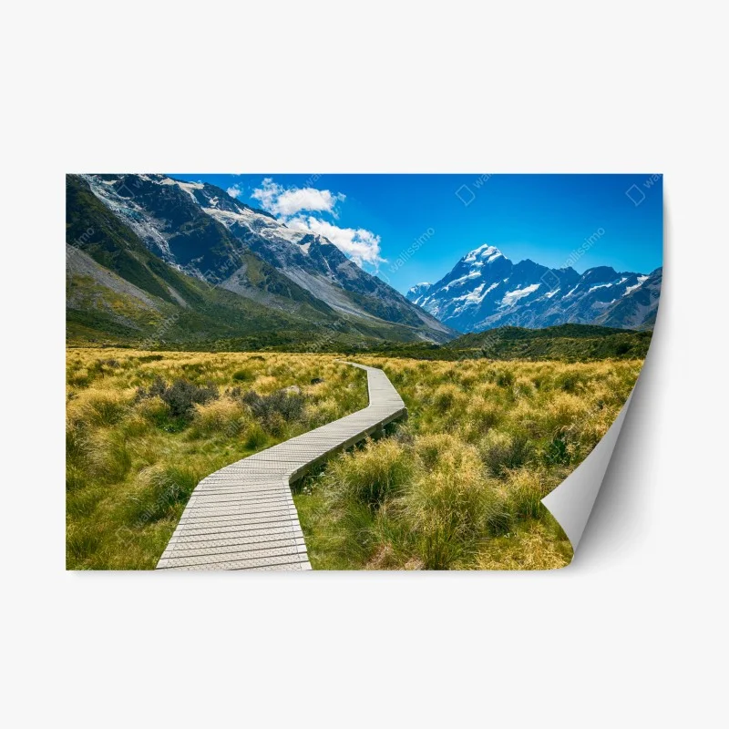 Repositionierbarer Aufkleber holzsteg durch wiesen zu schneebedeckten gipfeln