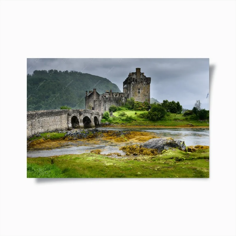 Poster mittelalterliches schloss an einer steinbrücke
