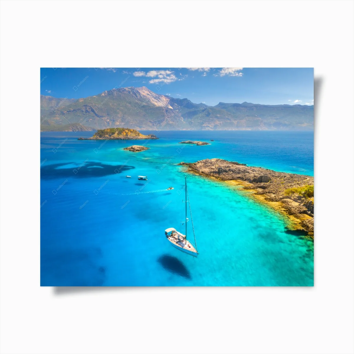 Poster türkisfarbenes mediterranes meer mit segelboot – Wallnifity® Poster türkisfarbenes mediterranes meer mit segelboot – Wallnifity®