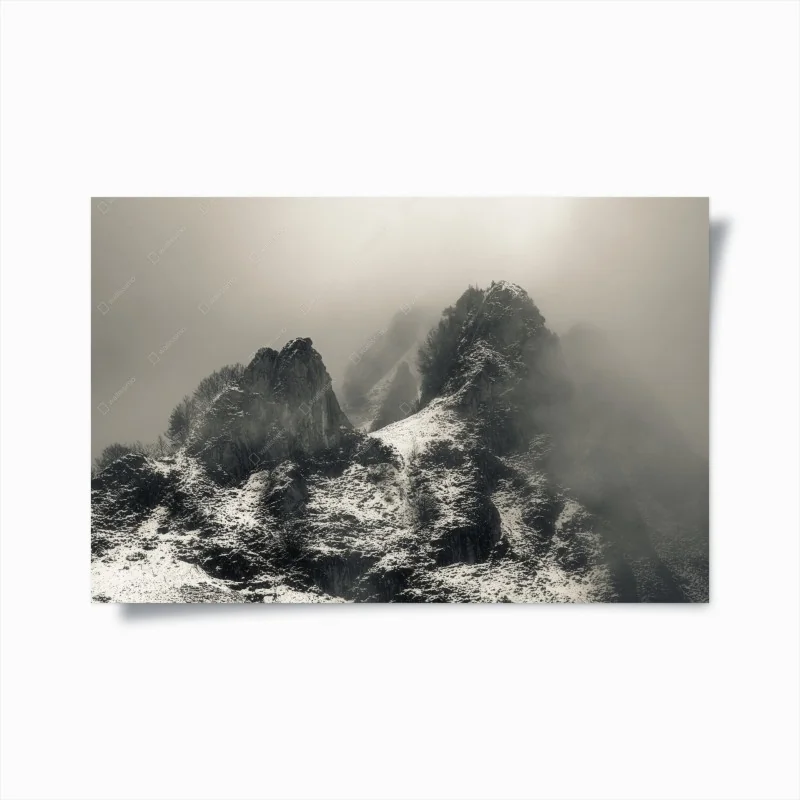 Poster neblige verschneite berggipfel