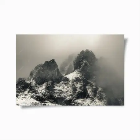Poster neblige verschneite berggipfel – Wallnifity®