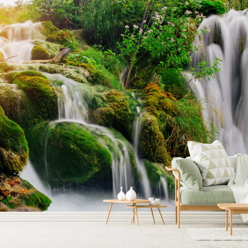 Fototapete moosbedeckter wasserfall im üppigen wald