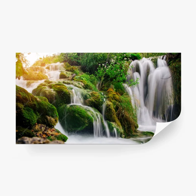 Fototapete moosbedeckter wasserfall im üppigen wald