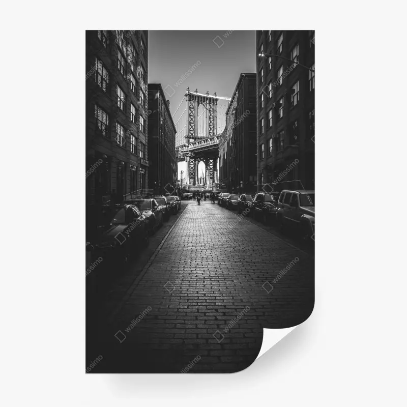 Fototapete Manhattan Bridge im rahmen einer gepflasterten straße