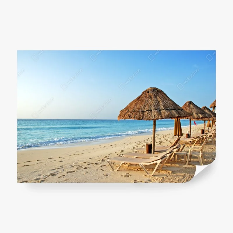 Fototapete tropischer strand mit strohsonnenschirmen