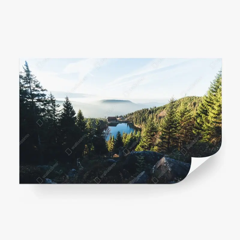 Fototapete neblige berglandschaft mit see