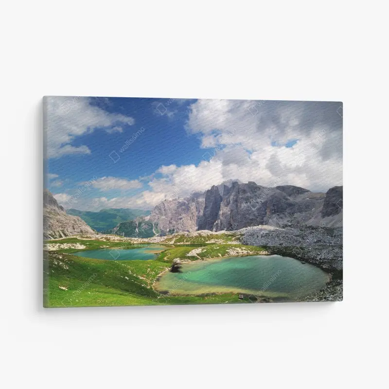 Leinwandbild alpine bergseen unter blauem himmel