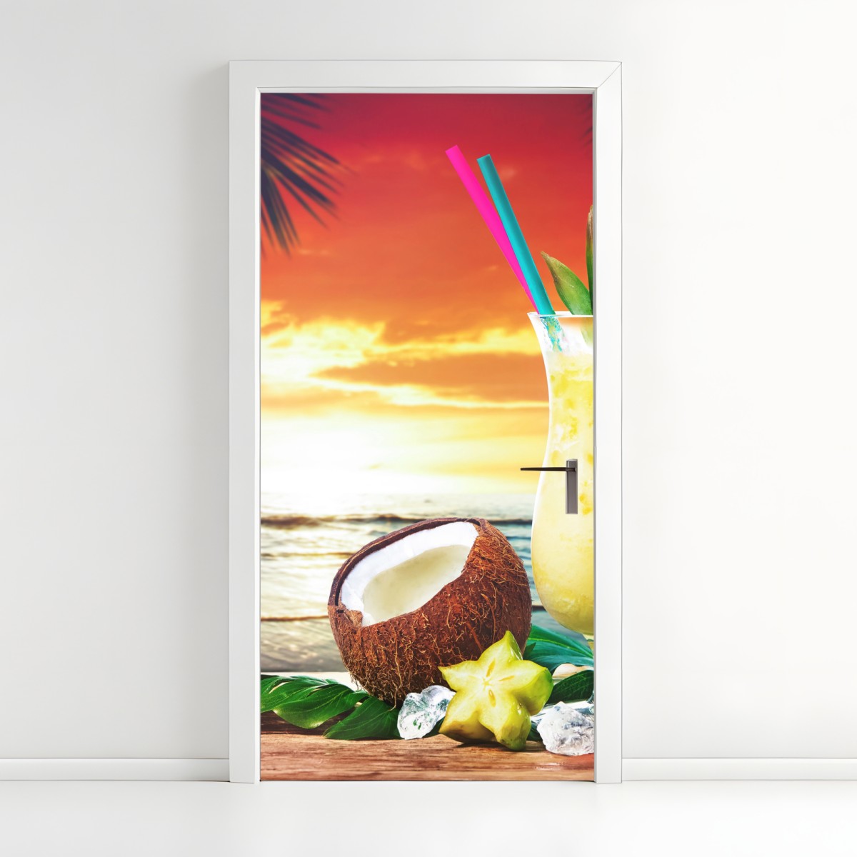 Türaufkleber tropischer kokos-ananas-cocktail am strand bei sonnenuntergang – Wallnifity®