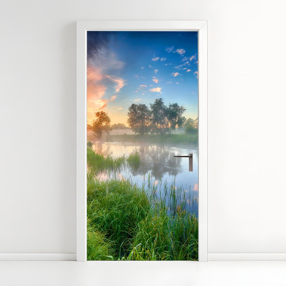 Türaufkleber nebel bei sonnenaufgang am flussufer – Wallnifity®