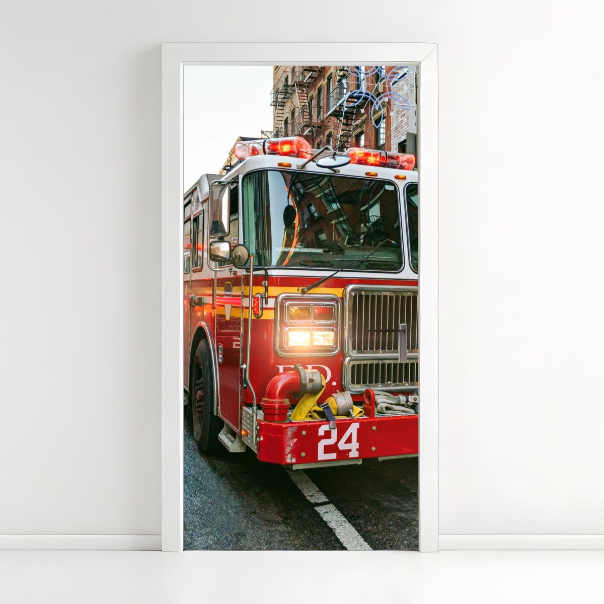 Türaufkleber feuerwehrautos auf einer straße in Manhattan, New York – Wallnifity®