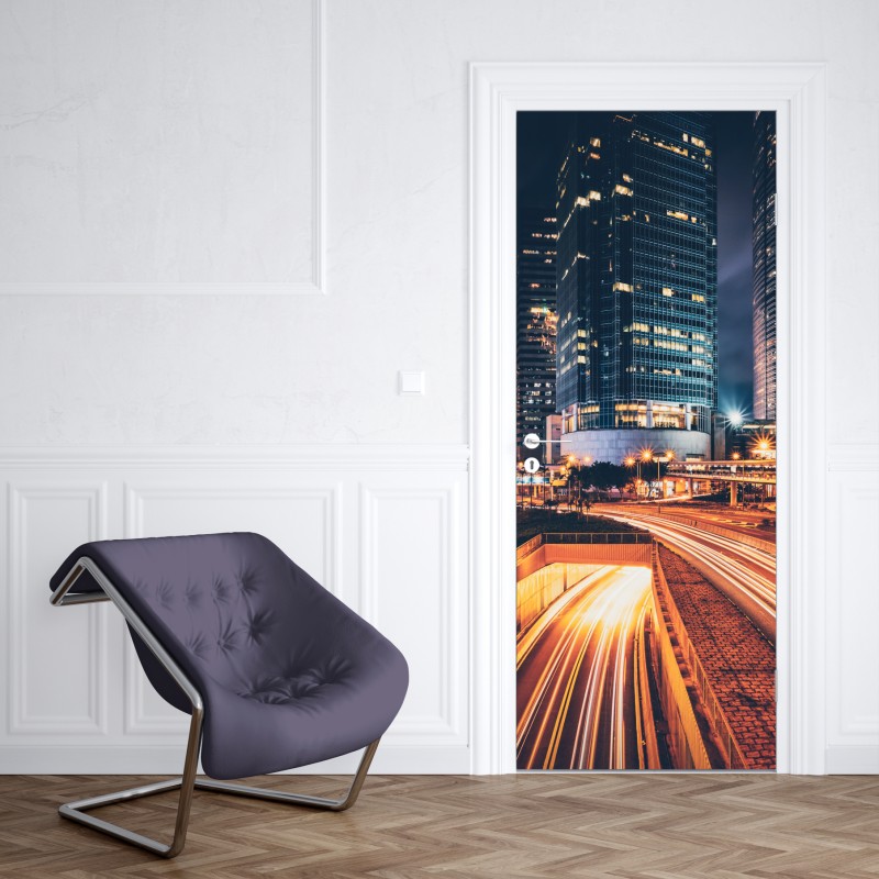 Türaufkleber sonnenbeschienene dorfstraße mit steinhäusern und bunten fensterläden – Wallnifity®
