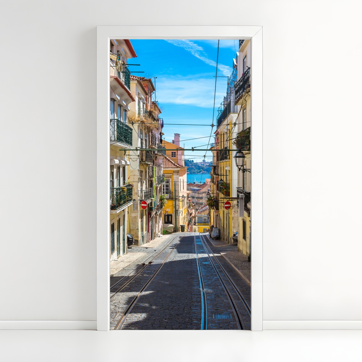 Türaufkleber alte straße in Lissabon an einem sommerlichen tag – Wallnifity®