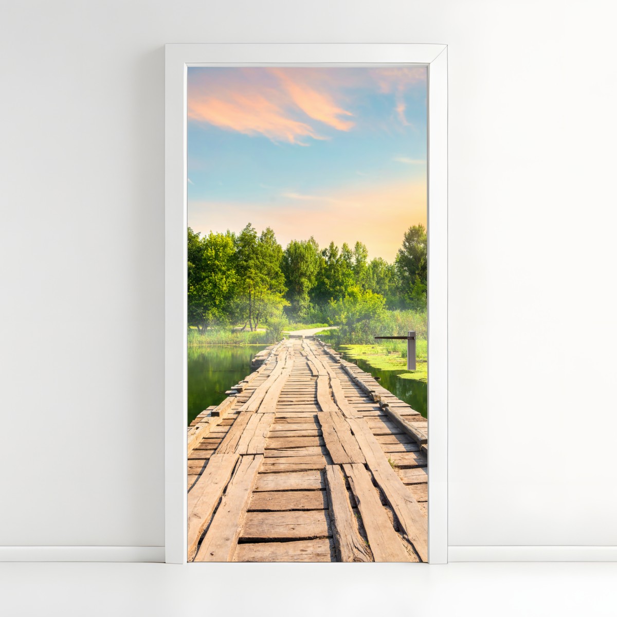 Türaufkleber sonnige hölzerne brücke über ruhigen see – Wallnifity®