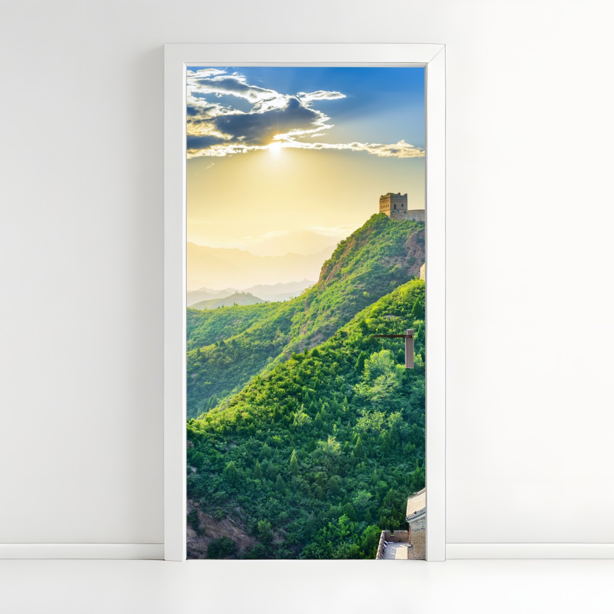 Türaufkleber Chinesische Mauer bei sonnenaufgang über grünen bergen – Wallnifity®
