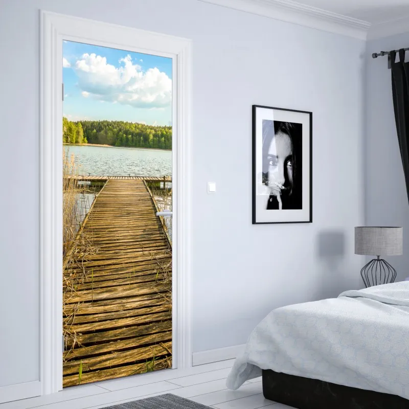 Türaufkleber nebliger sonnenaufgang über dem holzsteg – Wallnifity®