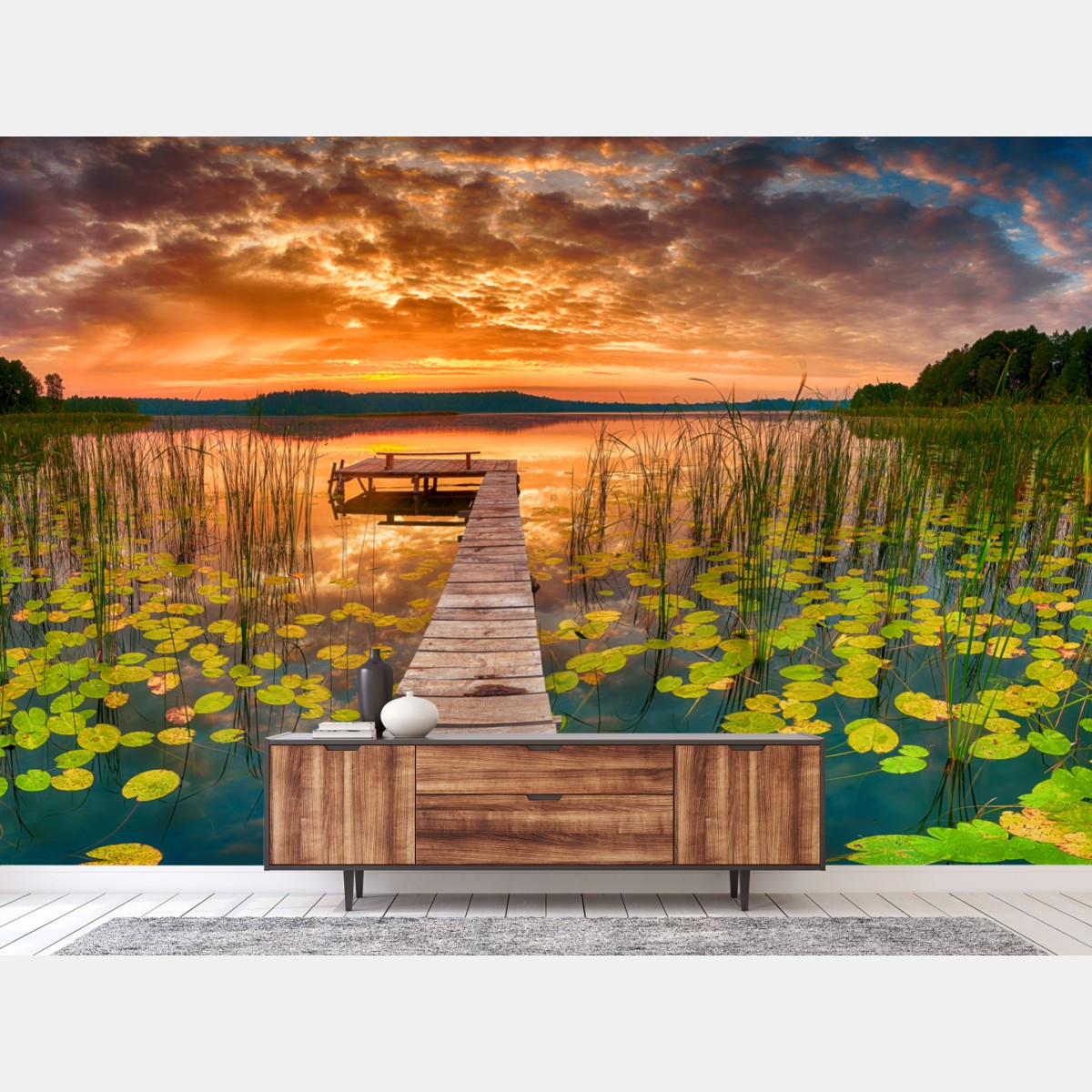 Fototapete sonnenaufgang über stillem see mit hölzernem steg – Wallnifity®